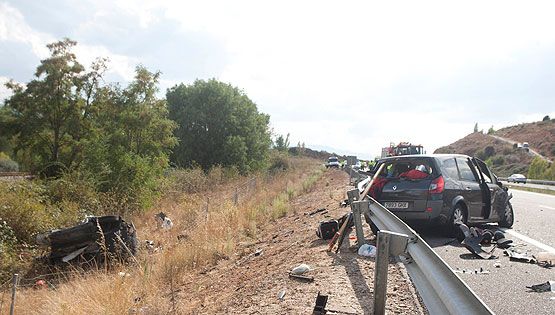 Dos fallecidos y cinco heridos en la colisión de dos turismos en la A-6 a la altura de Bembibre (César Sánchez/ICAL)