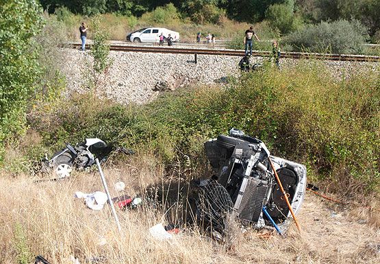 Dos fallecidos y cinco heridos en la colisión de dos turismos en la A-6 a la altura de Bembibre (César Sánchez/ICAL)