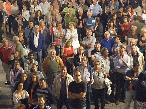 Los miembros de la oposición asistieron al pregón desde la plaza