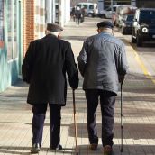 Dos ancianos paseando Dos ancianos paseando