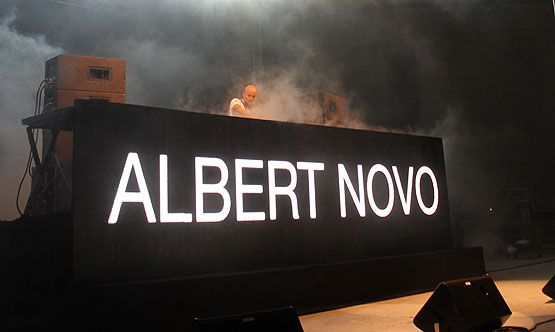 El DJ berciano Albert Novo abría este viernes los conciertos de La Encina