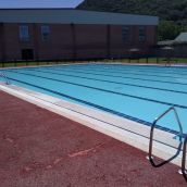 Piscinas Ponferrada, en la foto la del barrio de Flores del Sil