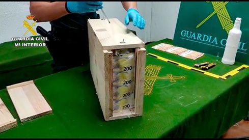 Detenido un hombre en El Espinar (Segovia) por llevar ocultos en una caja de madera 10.800 euros en billetes falsos