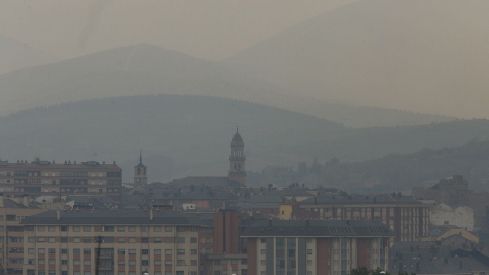 La ciudad de Ponferrada cubierta de humo por los diferentes incendios que hay en la comarca del Bierzo