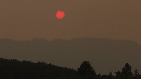 El sol luce en el Bierzo de un rojo intenso debido al humo de los incendios