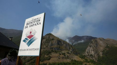 El incendio de Montes de Valdueza amenaza la localidad de Pe�a (Le�