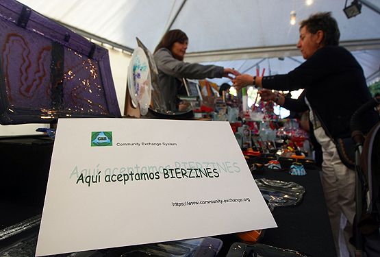 César Sánchez / ICAL Puesto de artesaní­a de ví­drio en la feria de artesaní­a de Ponferradaen el que se puede pagar con Bierzines