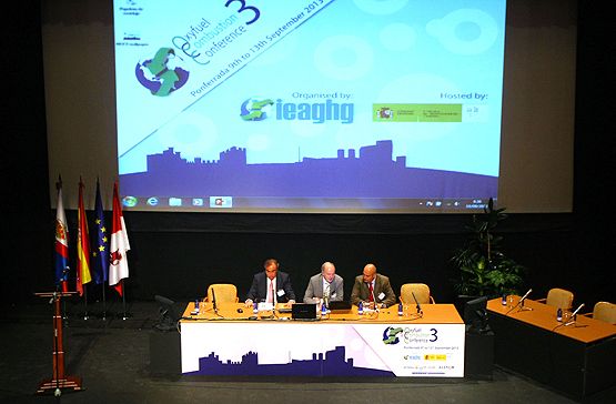  El miembro de la Agencia Internacional de la Energía, John Topper (C), junto al director de la Fundación Ciuden, Melchor Ruíz (I), y el presidente de la plataforma española de las tecnologías de CO2, Javier Alonso (D)