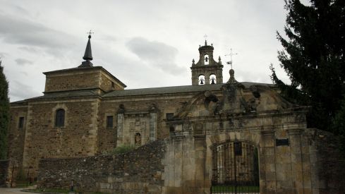 Monasterio_de_San_Miguel_de_las_Dueñas,_fachada_principal
