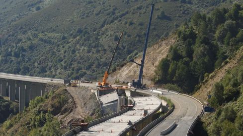 Desmontaje de las pilas 1 y 2 del viaducto del Castro sentido A Coru�e la A-6 en Vega de Valcarce (Le�