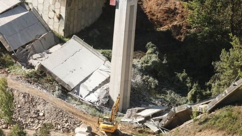 Desmontaje de las pilas 1 y 2 del viaducto del Castro sentido A Coru�e la A-6 en Vega de Valcarce (Le�