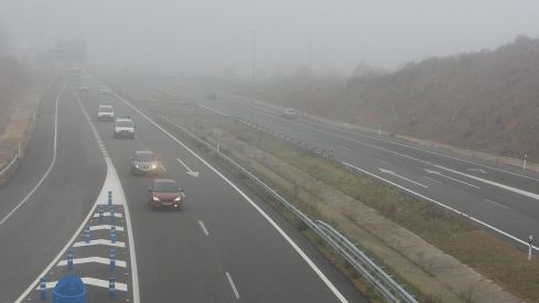 La niebla condiciona la circulación en un tramo de la A-6 y de la A-66 en la provincia de León  