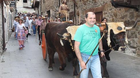 Foto archivo de Molinaseca sacando a San Isidro tirado por bueyes