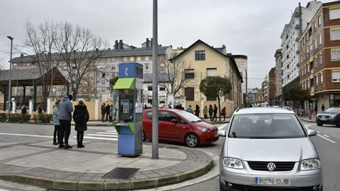 Espera a la salida de un colegio