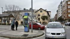 Espera a la salida de un colegio