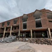 Edificio de la antigua Escuela Hogar de Ponferrada donde se albergará el futuro Colegio Mayor