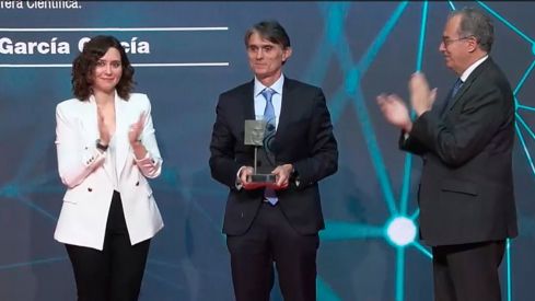 El investigador berciano del Instituto de Ciencia de Materiales de Madrid (ICMM), Ricardo García, recibe el premio Miguel Catalán que entrega la Comunidad de Madrid