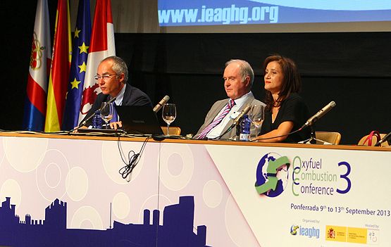 El director general de Minas de la Junta, Ricardo González Mantero; junto al director de la IEA, john Topper (C), y la senadora popular Silvia Franco, durante al acto de clausura del III Congreso de Oxicombustión que se ha celebrado en Ponferrada (César Sánchez)