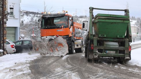 Trabajo de las máquinas quitanieves en el norte de Palencia