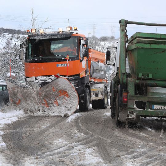 Trabajo de las máquinas quitanieves en el norte de Palencia
