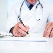 Imagen de archivo de un médico | El Grado de Medicina de la ULE contempla 20 alumnos en el Campus de Ponferrada para 4º y 5º curso