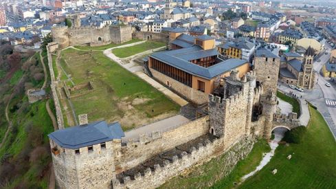 Vista panorámica de Ponferrada desde el Castillo de los Templarios | Ponferrada recibirá casi 7 millones del Plan EDIL para impulsar un proyecto de desarrollo sostenible