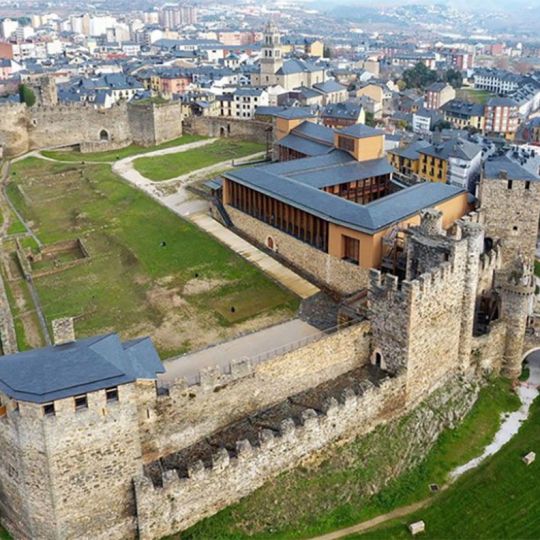 Vista panorámica de Ponferrada desde el Castillo de los Templarios | Ponferrada recibirá casi un millón de euros del Fondo de Cooperación para financiar inversiones y servicios en 2026