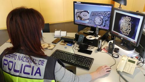 Foto de archivo de una operación policia de estafa tecnológica