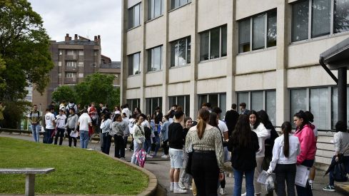 Estudiantes a las puertas del Campus de Ponferrada