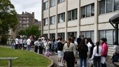 Estudiantes a las puertas del Campus de Ponferrada