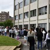 Estudiantes a las puertas del Campus de Ponferrada