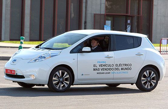 El alcalde conduce un coche eléctrico en la apertura de la Jornada del Vehículo Eléctrico