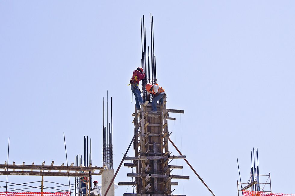 Trabajadores de la obra y la construcción, albañiles | Segundo mes consecutivo de ligero descenso del paro en El Bierzo y Laciana con 90 desempleados menos en abril