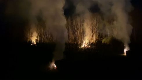 Las heladas obligan a los agricultores bercianos a proteger los frutales con el humo de pequeñas hogueras