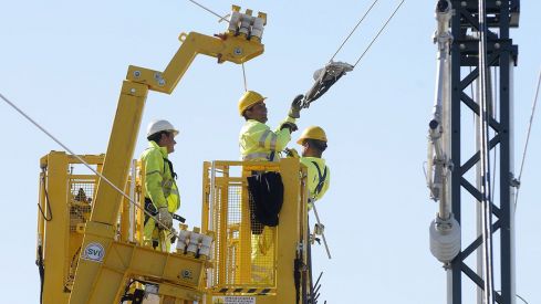 Las obras en la Variante de Pajares avanzan con la electrificación del tramo entre La Robla (León) y Pola de Lena (Asturias)