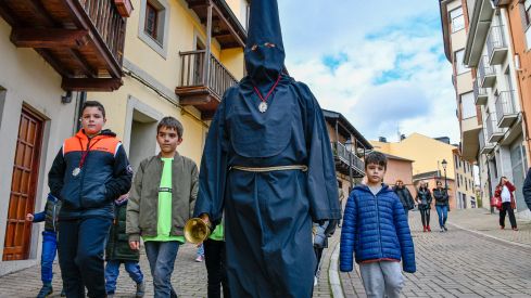 La sombra del Lambrión Chupacandiles recorrió Ponferrada | Álbum de fotos La sombra del Lambrión Chupacandiles recorrió Ponferrada | Álbum de fotos