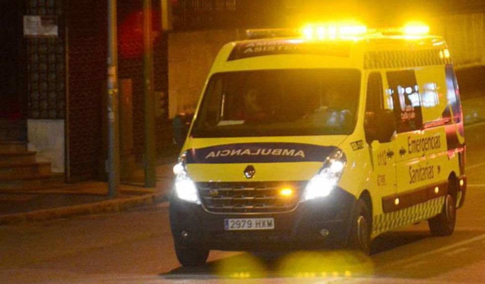 Ambulancia | Trasladado al Hospital del Bierzo un repartidor tras una colisión de un turismo contra su moto en Ponferrada