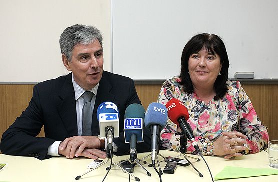 Carlos S. Campillo / ICAL Presentación del proyecto sobre 'Mejora del hábitat osero en entornos mineros degradados'. En la imagen, la alcaldesa de Villablino, Ana Luisa Durán y el patrono de la Fundación Sierra Pambley, Graciliano Palomo