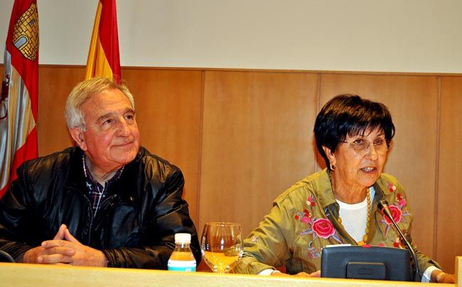 DSC_8581 Mar Palacios, presidenta del IEB, con Víctor Ferrero, fundador de Promonumenta, en un acto en Ponferrada.