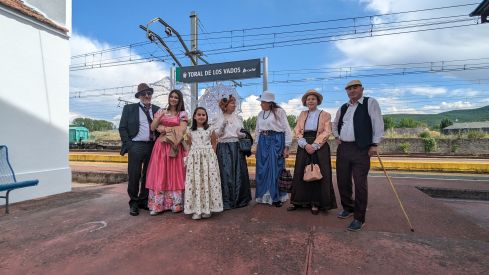 Toral en Tren 'se viste' de época para repartir 500 euros en una "cita gastrocultural"