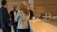 Foto de Iván Alonso (CB), Marco Morala (PP) y Patricia González (VOX) en la cafetería de las Cortes de Castilla y León