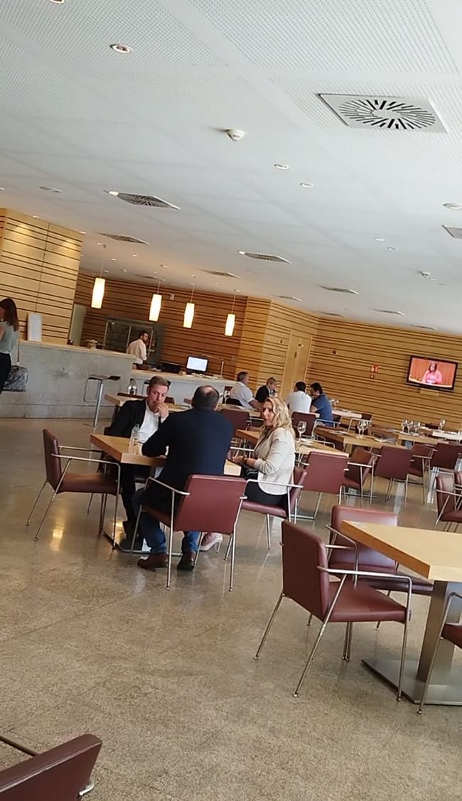 Iván Alonso, portavoz de los bercianistas, tomando un café en las Cortes de Castilla y León con Marco Morala (PP) y Patricia González (VOX)