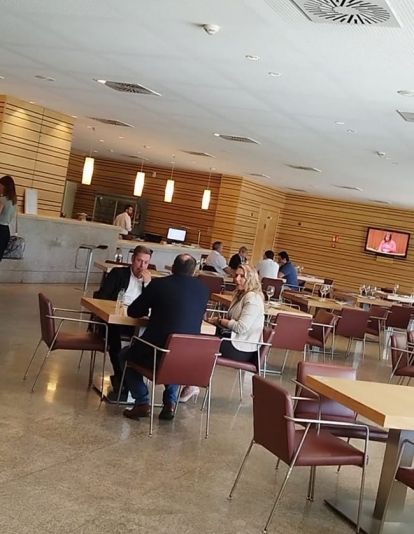 Iván Alonso, portavoz de los bercianistas, tomando un café en las Cortes de Castilla y León con Marco Morala (PP) y Patricia González (VOX) Iván Alonso, portavoz de los bercianistas, tomando un café en las Cortes de Castilla y León con Marco Morala (PP) y Patricia González (VOX)