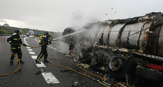 Los bomberos tardaron varias horas en poner fin a la combustión (César Sánchez)