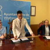 Anderson Batista alcalde Villafranca, recibiendo el bastón de mando