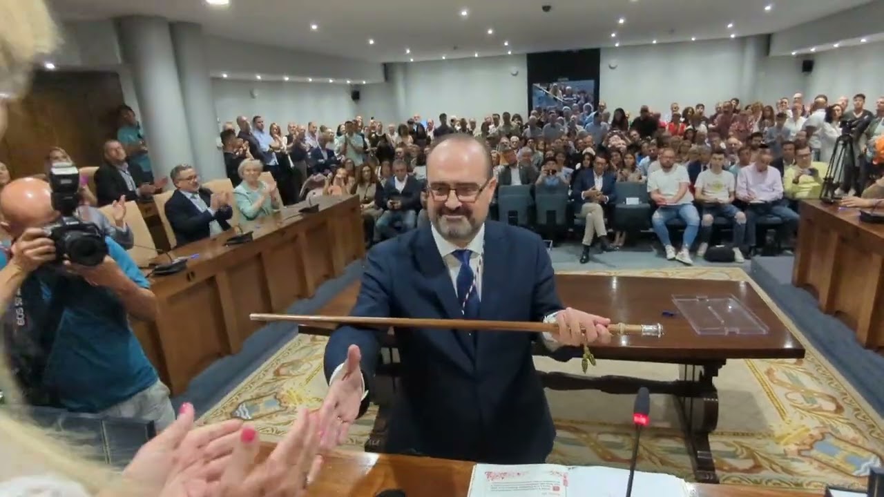Marco Morala en el instante de tomar el bastón de alcalde