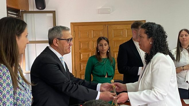 Irene González, alcaldesa de Cacabelos. Pleno investidura (2) Irene González, alcaldesa de Cacabelos. Pleno investidura (2)