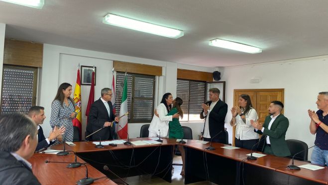 Irene González, alcaldesa de Cacabelos. Pleno investidura (5) Irene González, alcaldesa de Cacabelos. Pleno investidura (5)