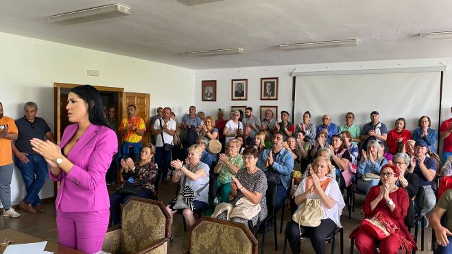 Irene González, alcaldesa de Cacabelos. Pleno investidura (6) Irene González, alcaldesa de Cacabelos. Pleno investidura (6)