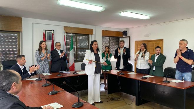 Irene González, alcaldesa de Cacabelos. Pleno investidura (1) Irene González, alcaldesa de Cacabelos. Pleno investidura (1)